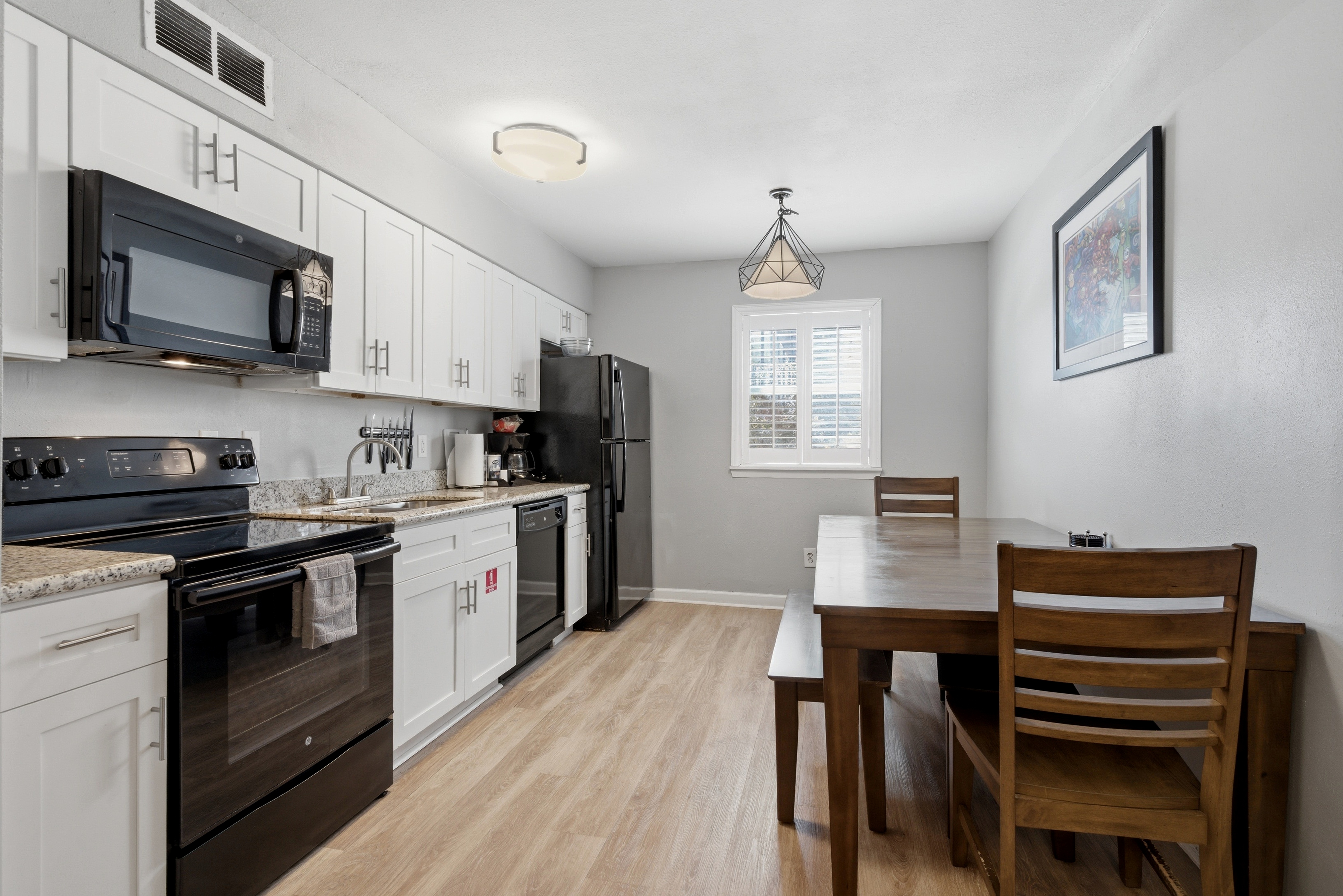 Kitchen area with an elegant look + dining area to bake and bite at the same time!