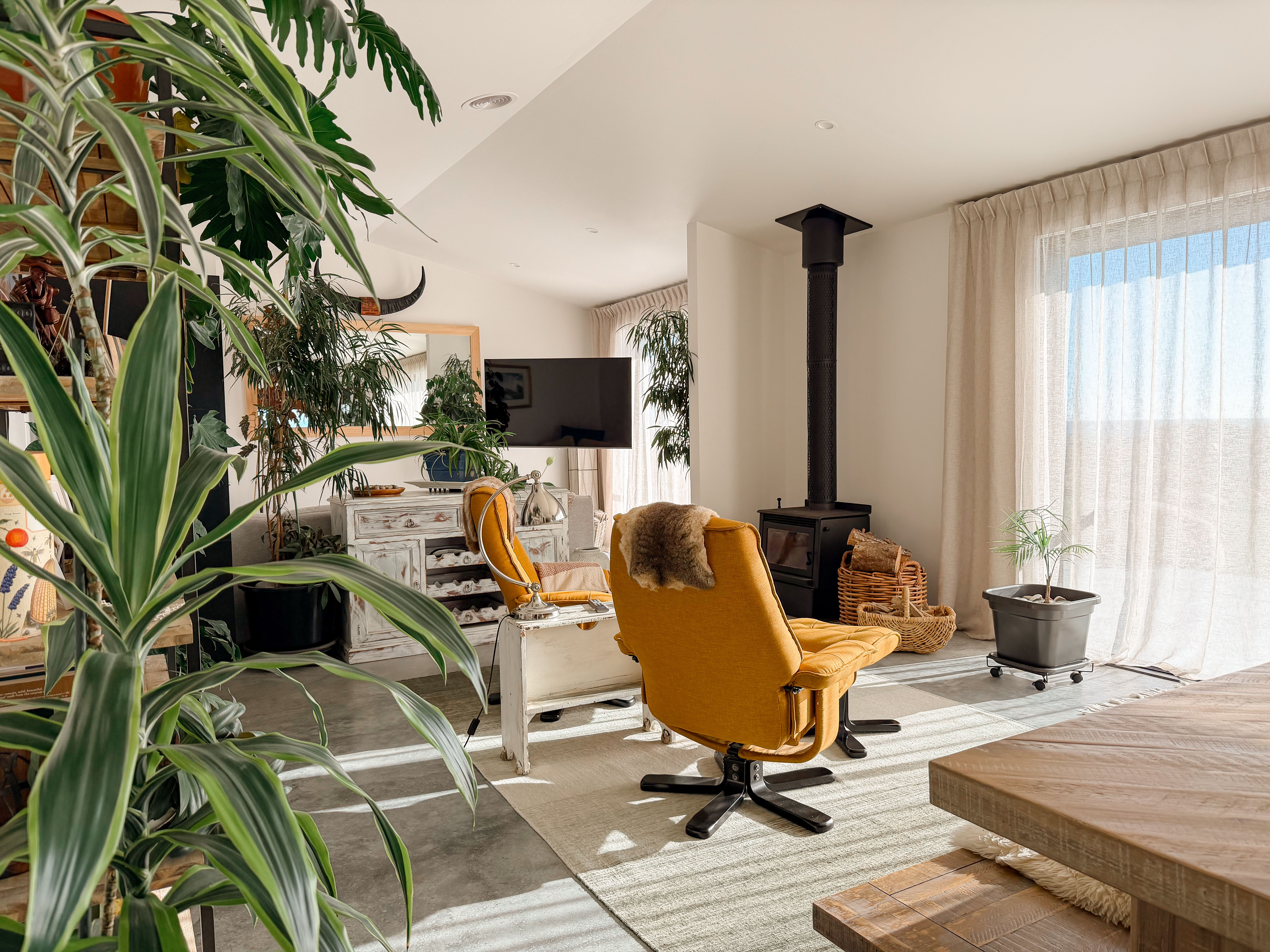 The Highland living and dining area overlooking the West Coast