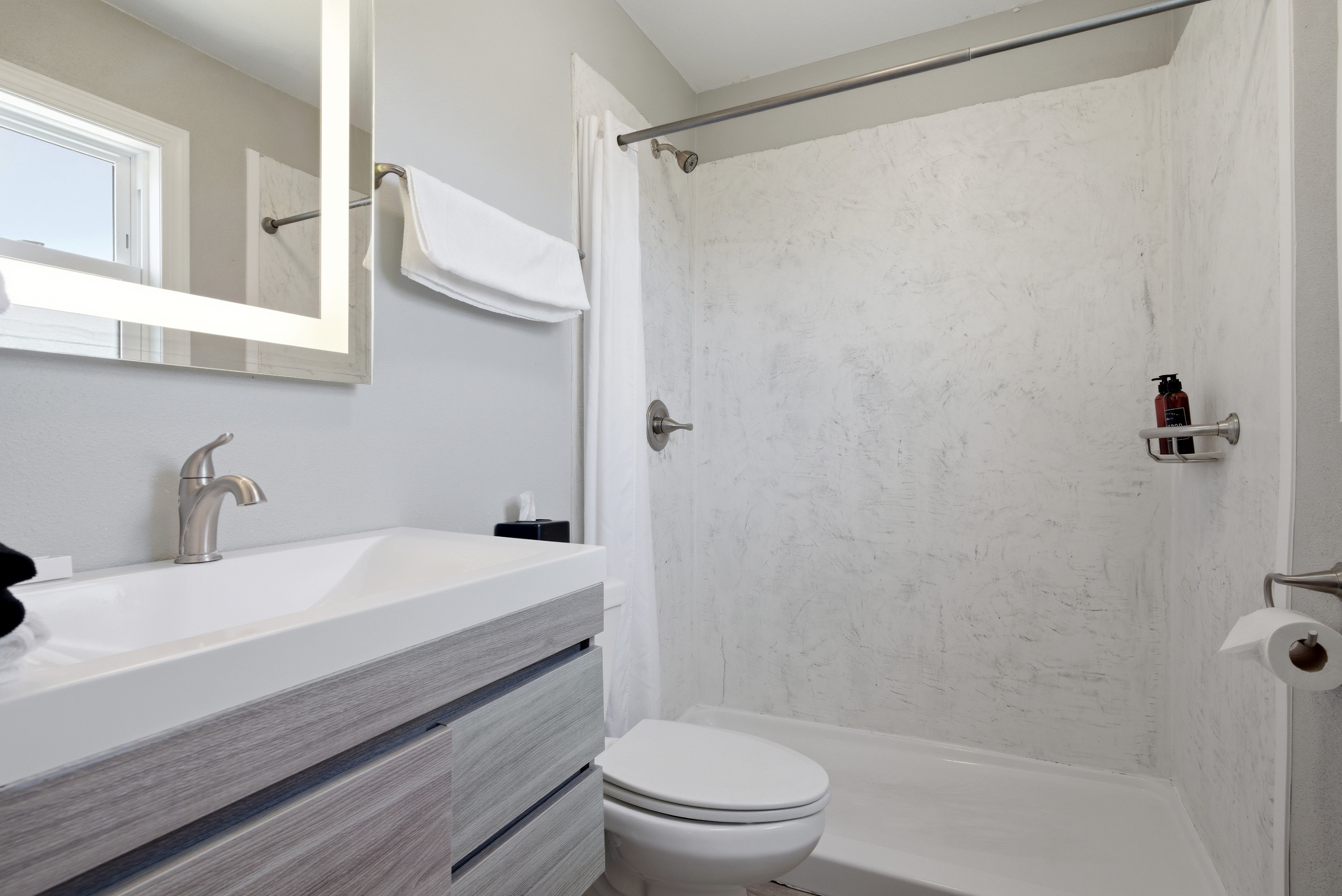 Unit 304-Clean fully euipped bathroom with fresh towels