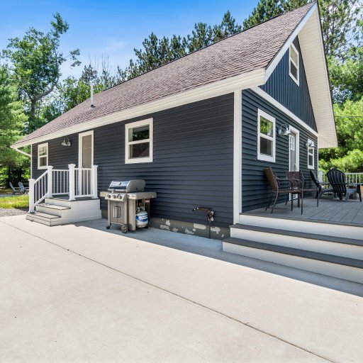 Gas grill and side entry off the driveway