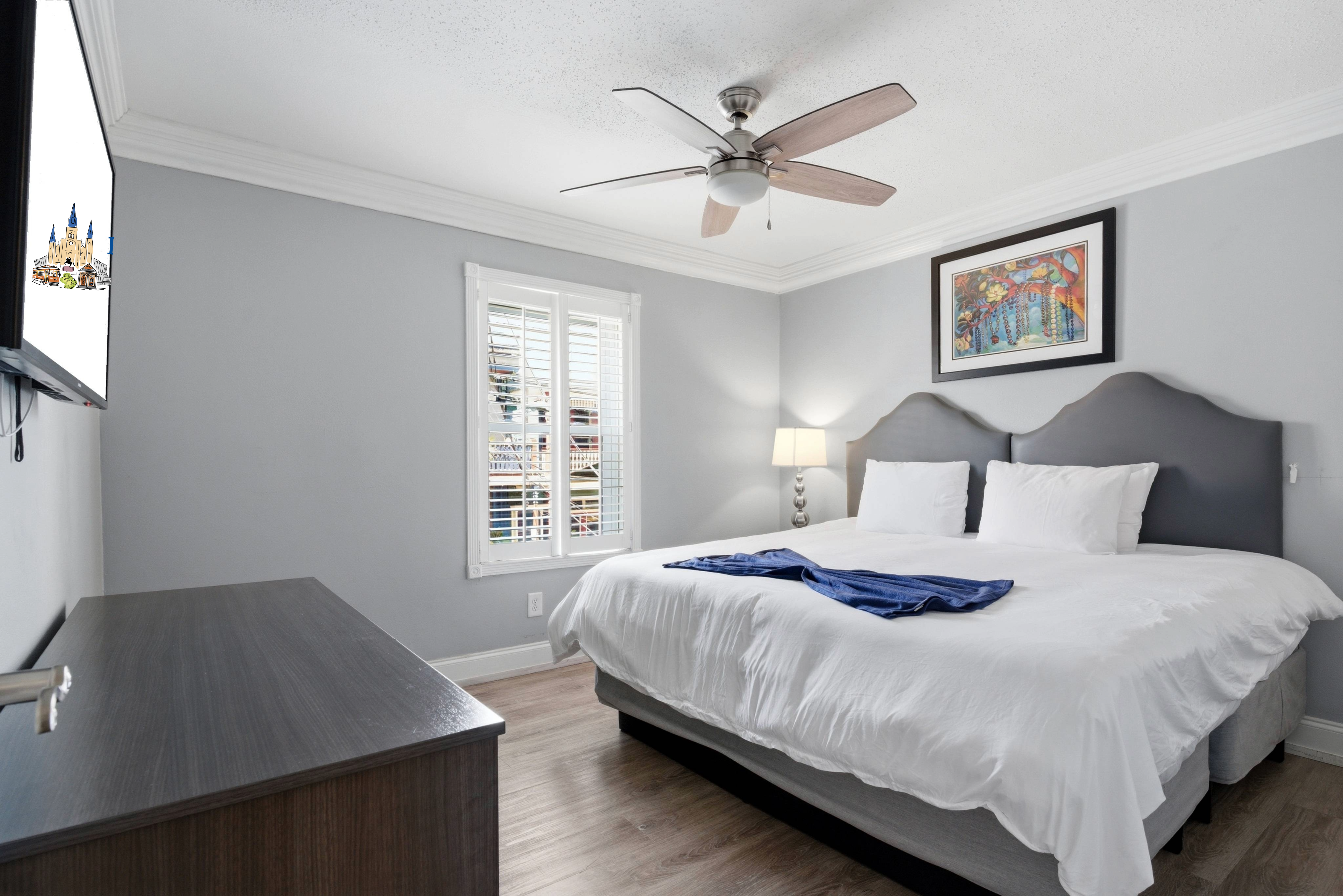 Comfortable secondary bedroom with a king bed and a smart TV. Perfect spot for your movie nights!!