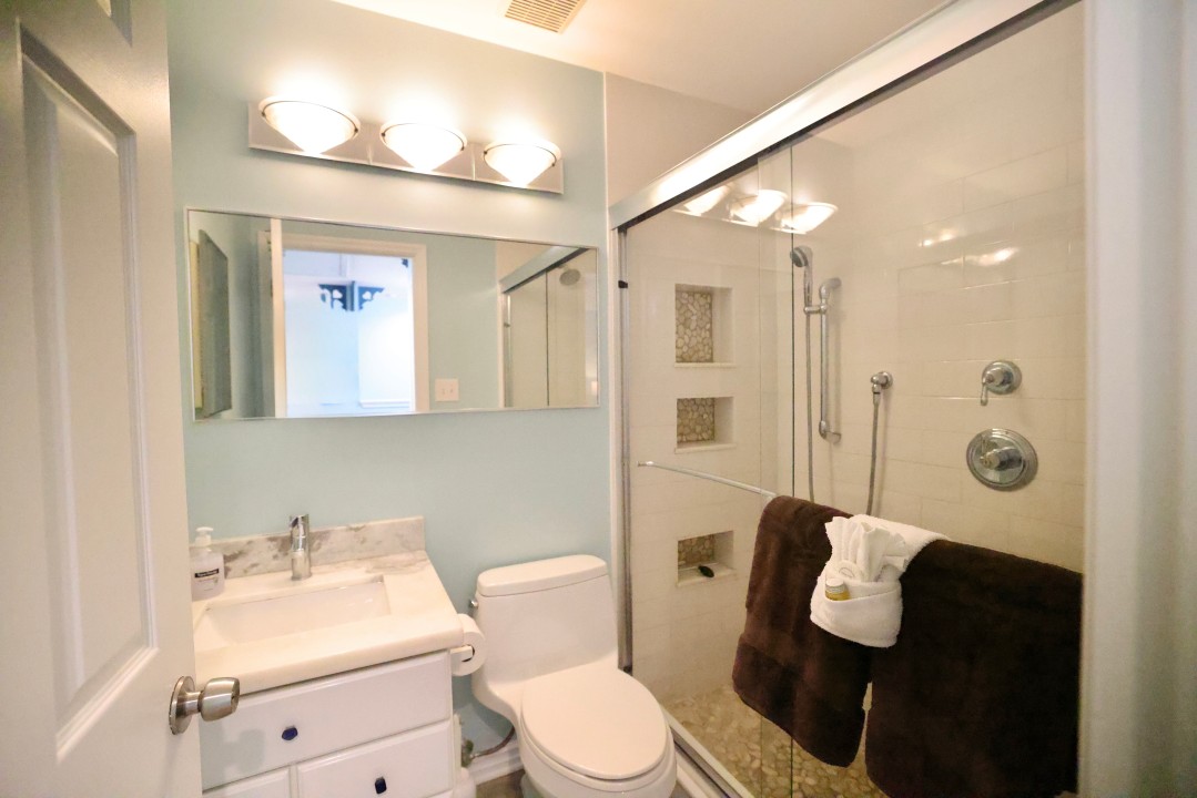 Shipyard Poolside — Bathroom