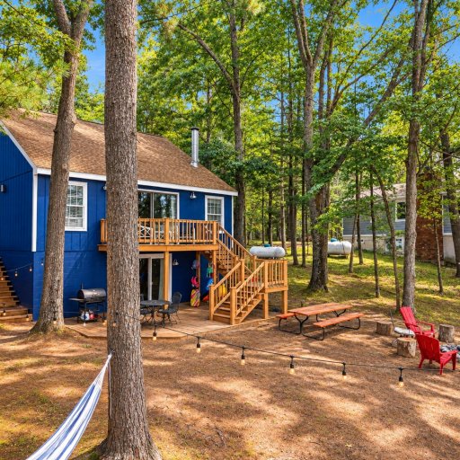 The lakeside yard - deck, fire pit and hammock