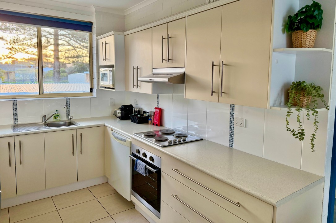 Includes fridge, hot plates, oven, dishwasher, microwave, and filtered tap water. 