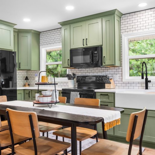Eat-in kitchen with farmhouse sink and full-size appliances