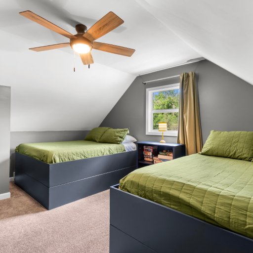 Upstairs full-bed room under the eaves