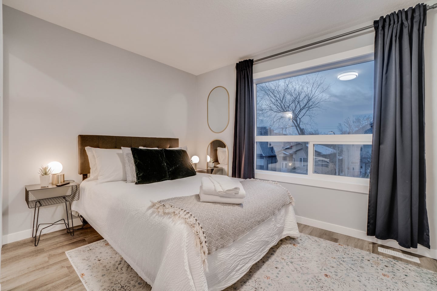 Ross – 10 Bedroom Downtown Duplex For Large Groups - Canada