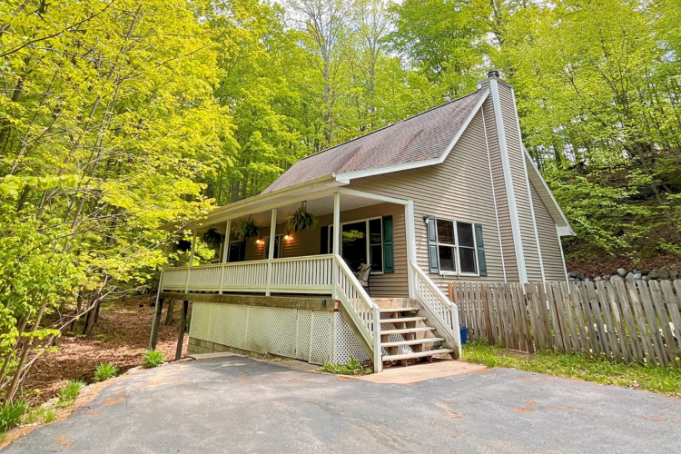 Leelanau Therapy-Hot Tub, Fireplace&Pit, AC, Ski in Traverse City, MI