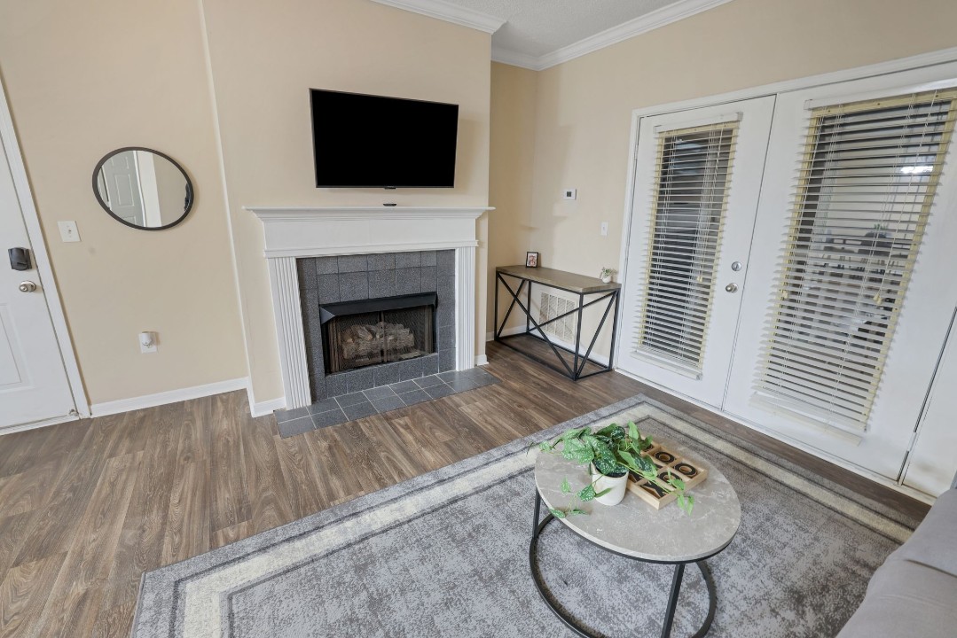 The Avenues of Lakeshore · Unit 1910 2/2