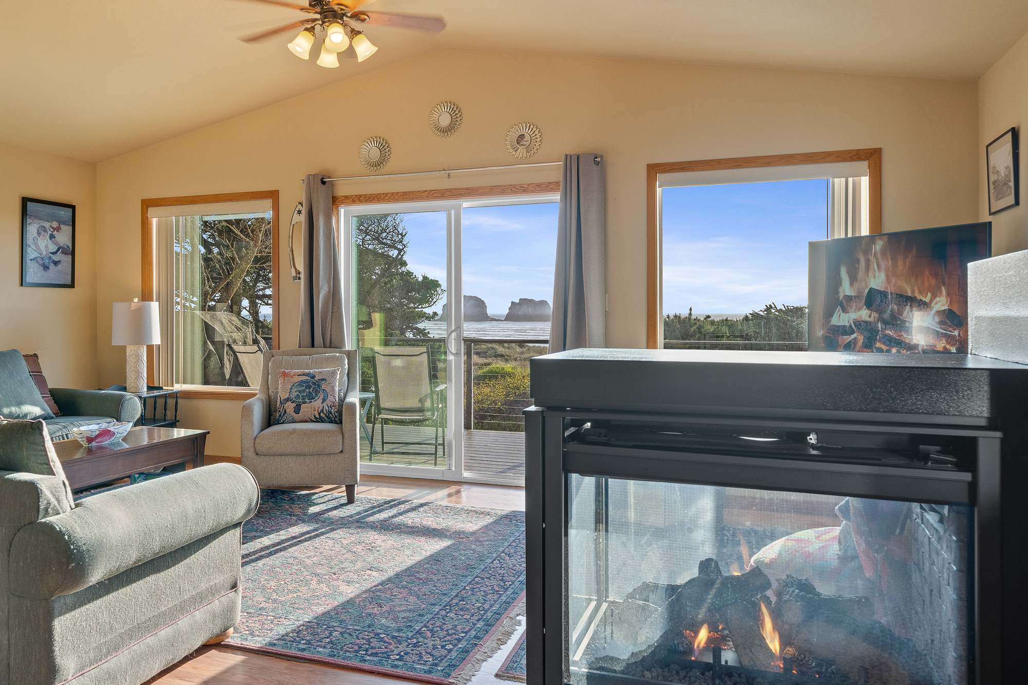 Oceanfront Family Cabin *4 BR* *Wrap-Around Deck* in Rockaway Beach, OR