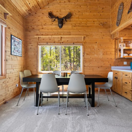 Dining for six with a north-woods touch