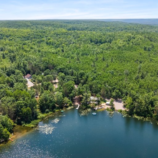 A quiet lake sits just down the road — bring the kayaks