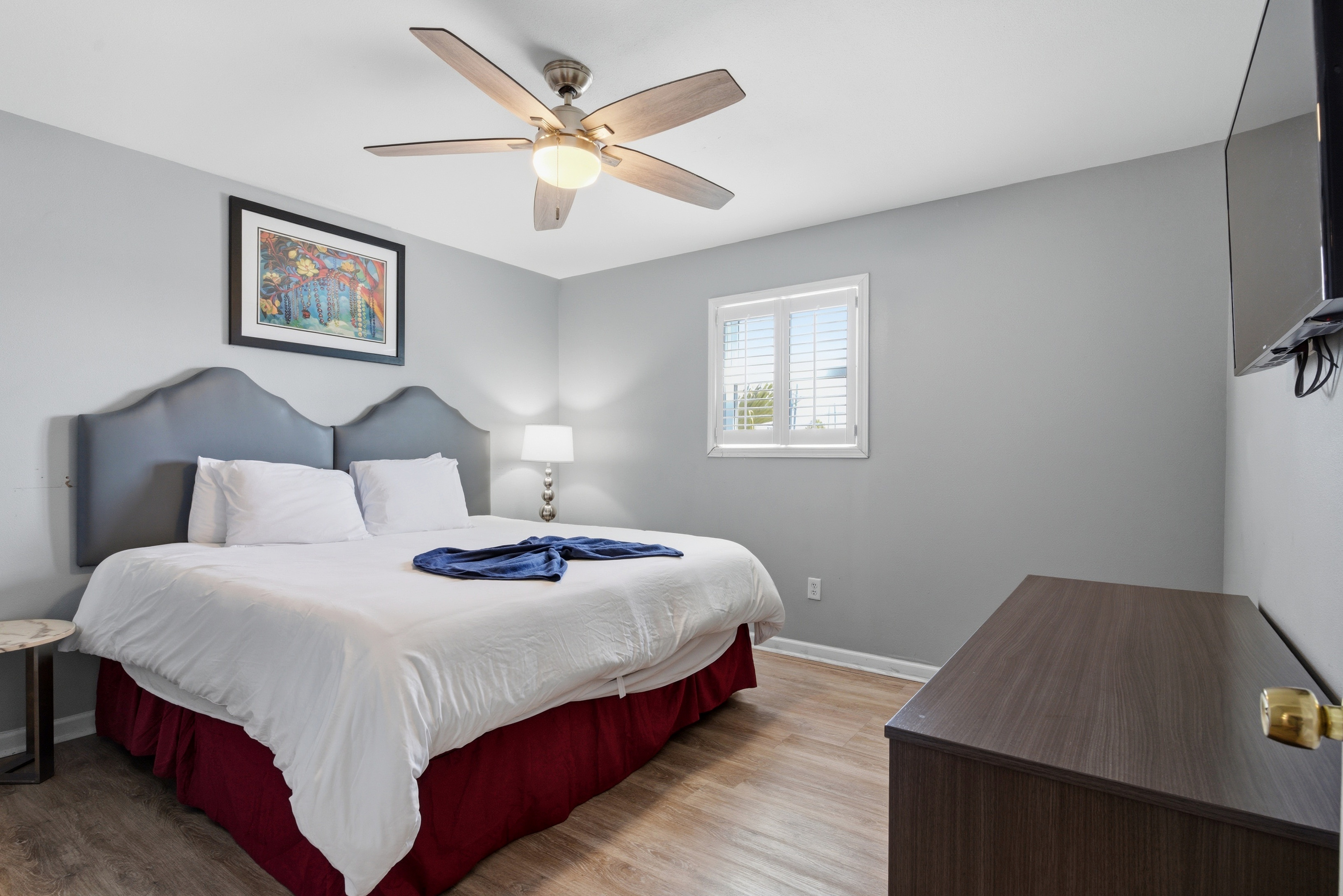 Comfortable secondary bedroom with a king bed and a smart TV. Perfect spot for your movie nights!!