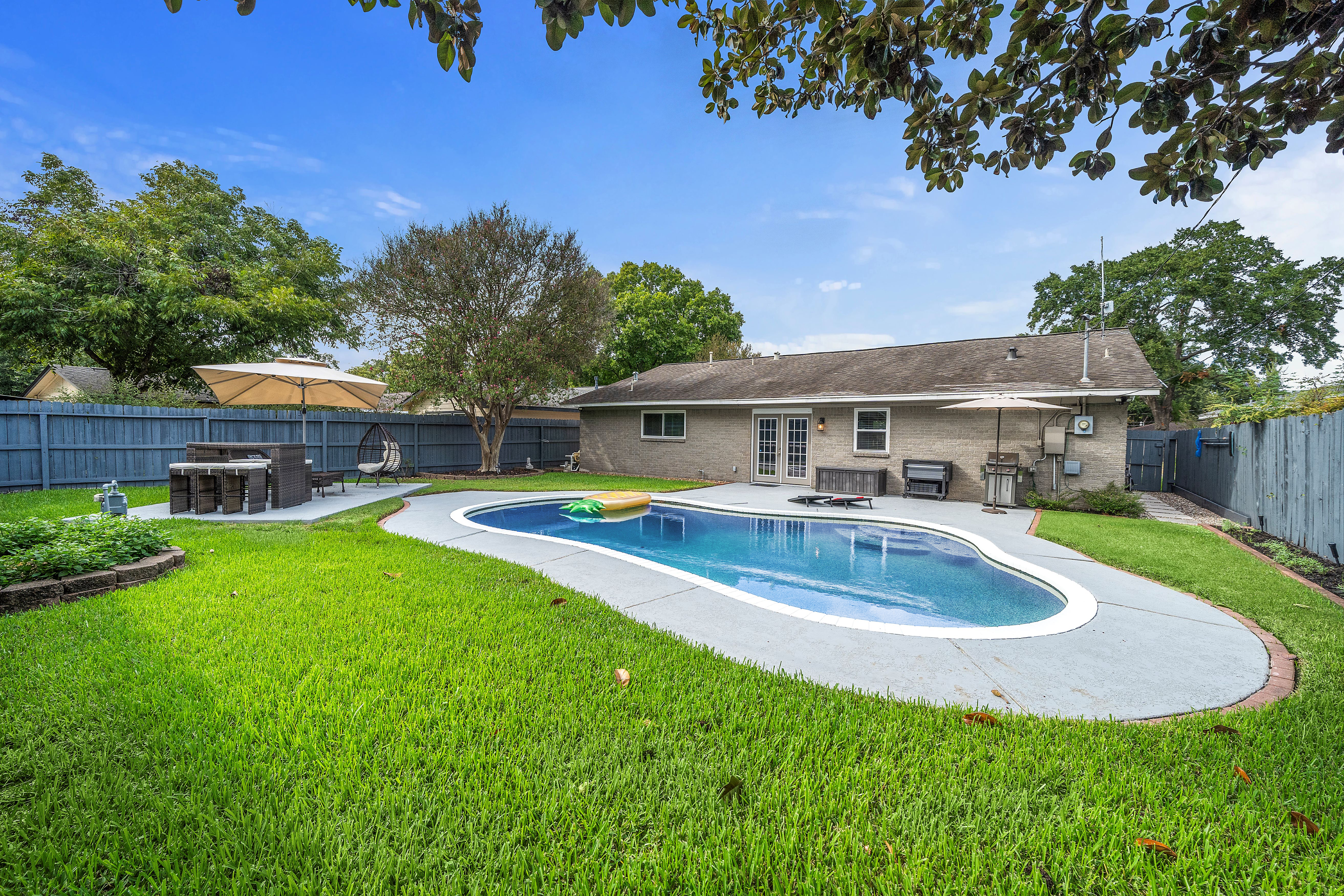 Pool Stay Near DT, Heights | WiFi Games | Yard BBQ