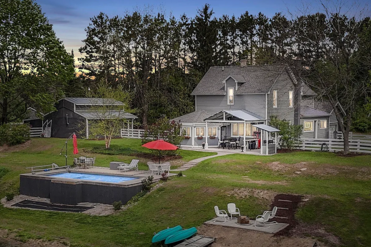 NEW Farmhouse Therapy-Lake/Pool/Hot Tub/Kayak/Ski in Traverse City, MI