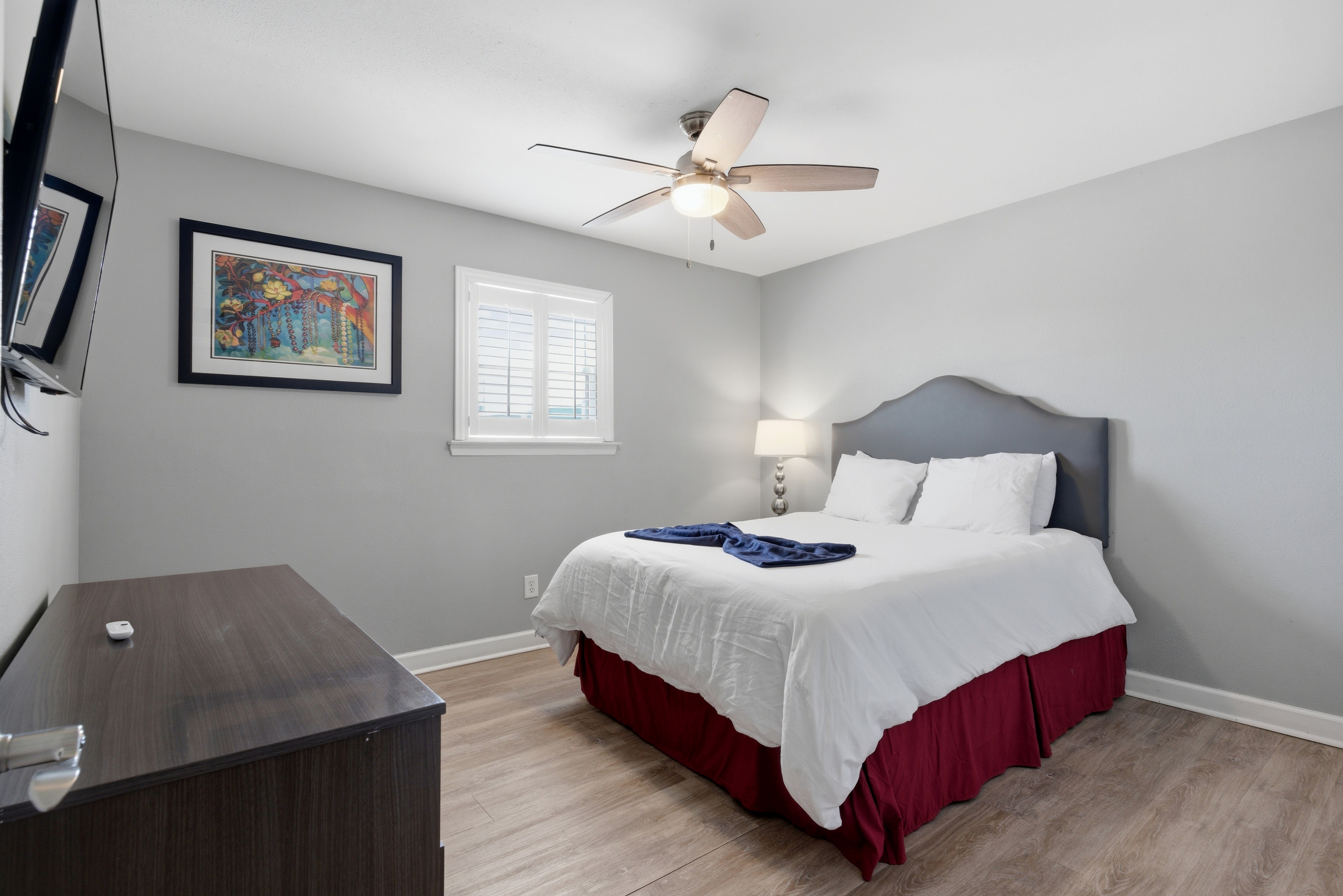 Comfortable secondary bedroom with a queen bed and a smart TV. Perfect spot for your movie nights!!