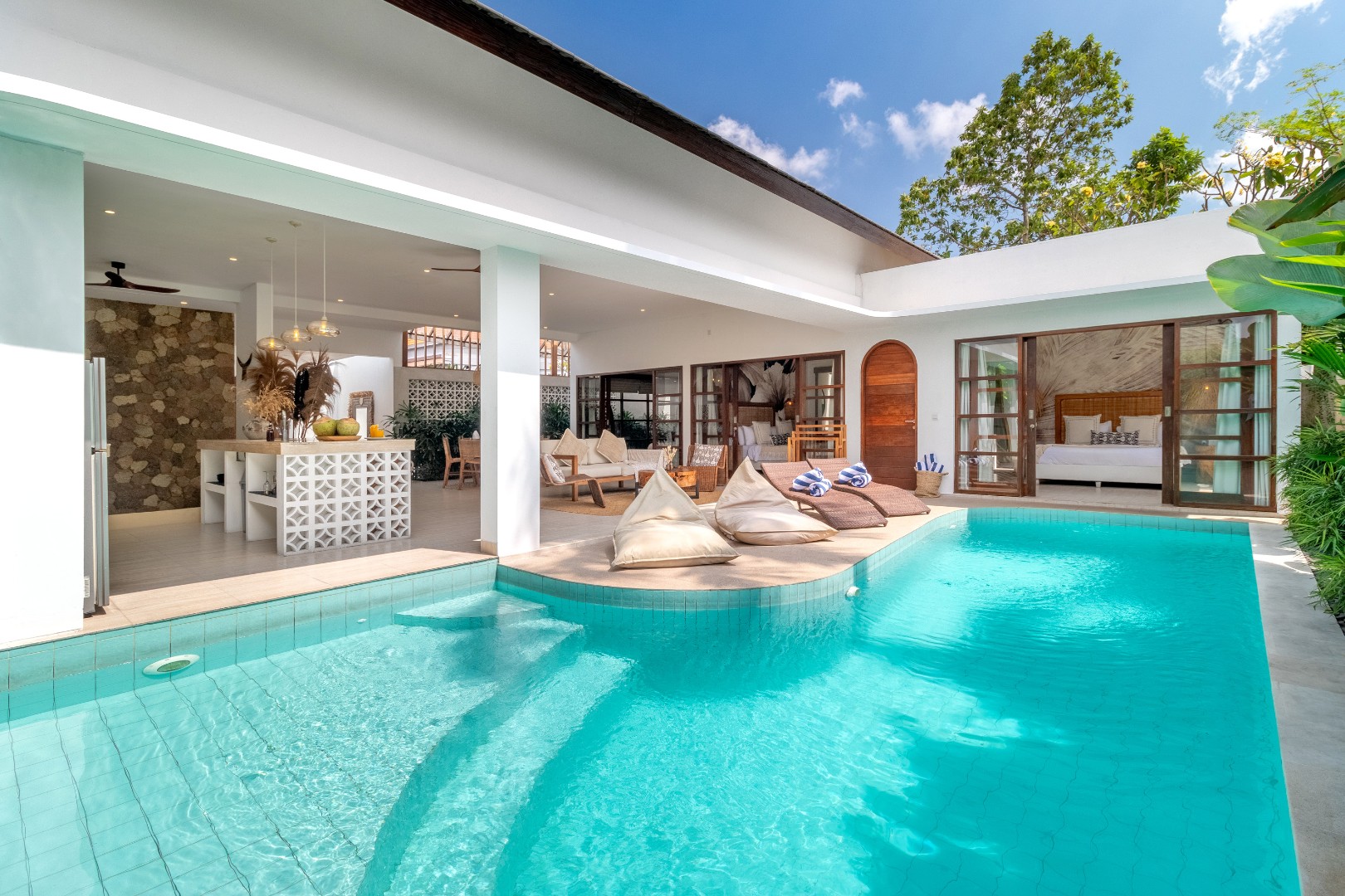 Villa Crusoe – Stylish 3BR Oasis in Berawa