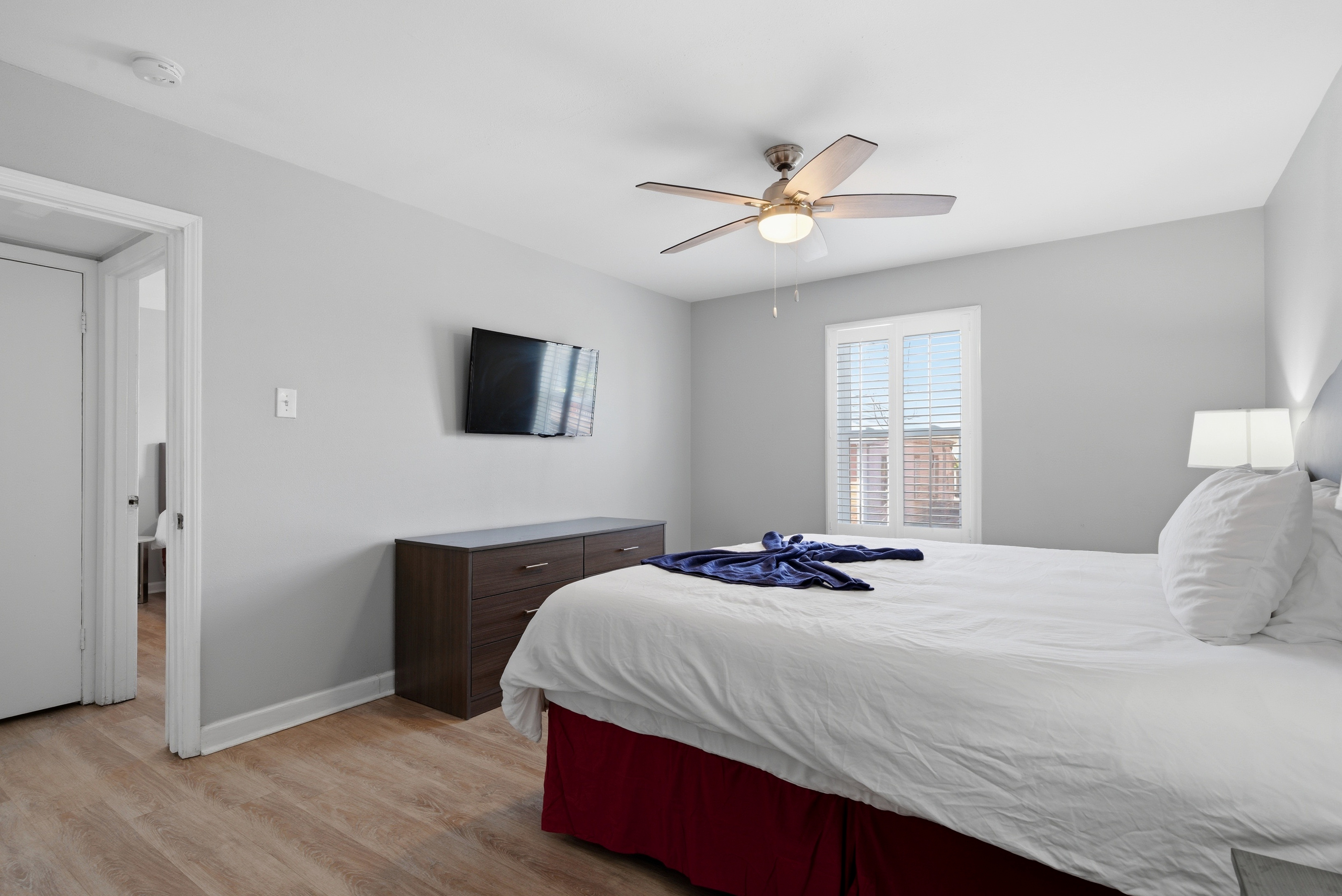 Comfortable secondary bedroom with a queen bed and a smart TV. Perfect spot for your movie nights!!