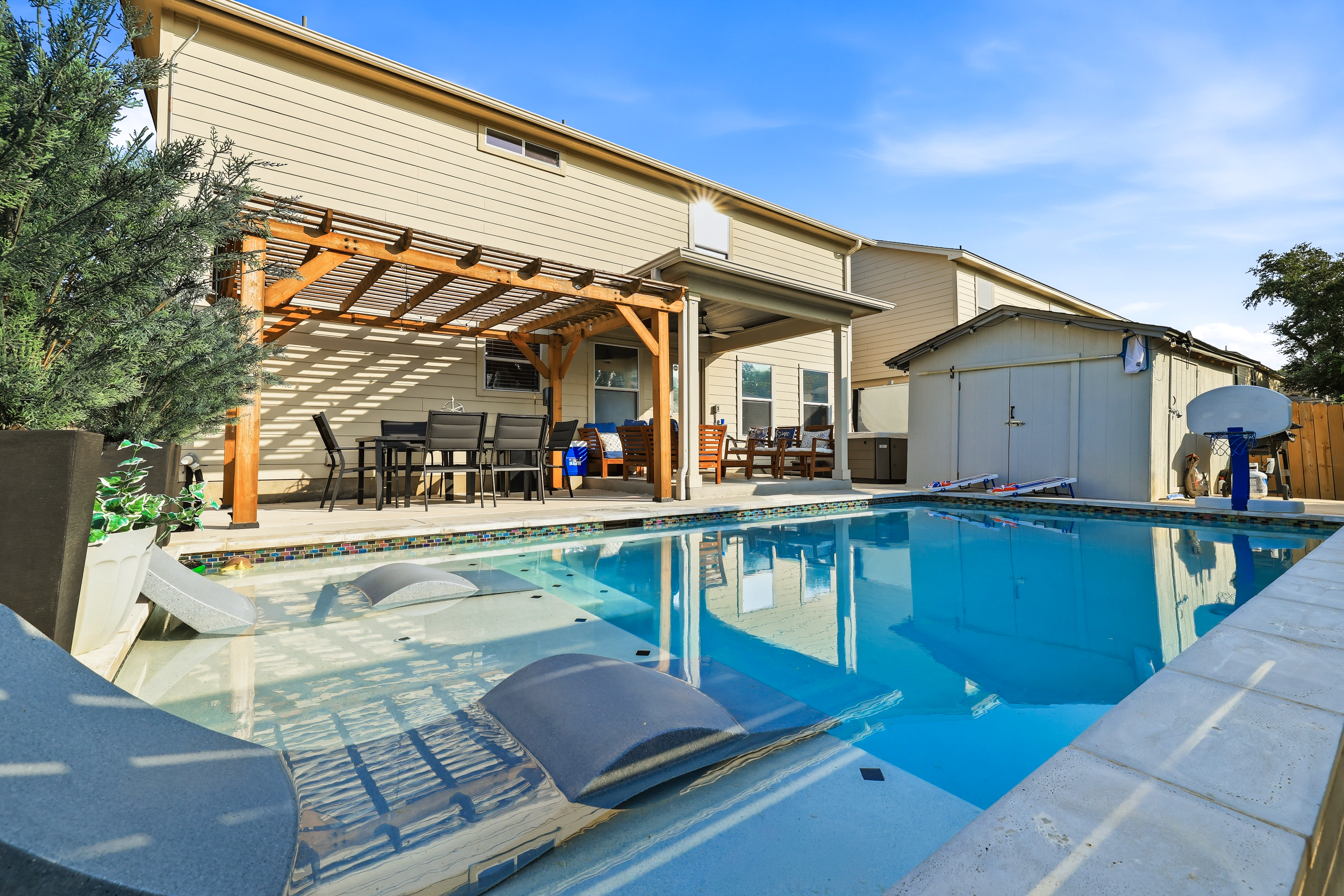 Pool Escape Nr Sea World | Hot Tub BBQ Pool Table