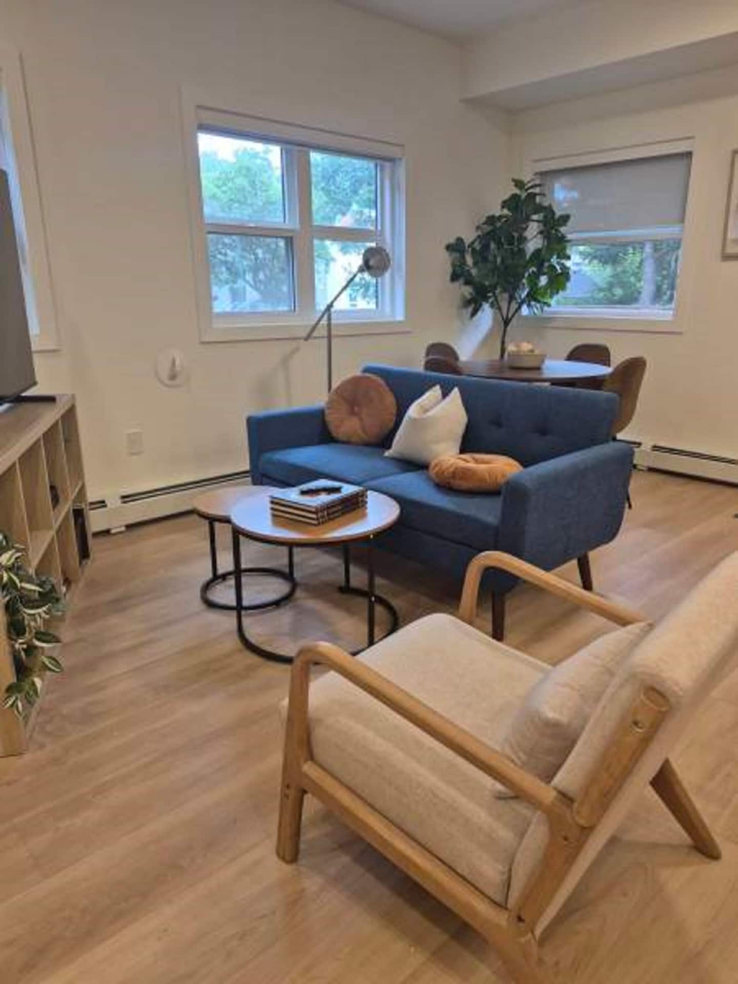 Leif - Spacious Garneau Retreat | 4 Beds - 캐나다