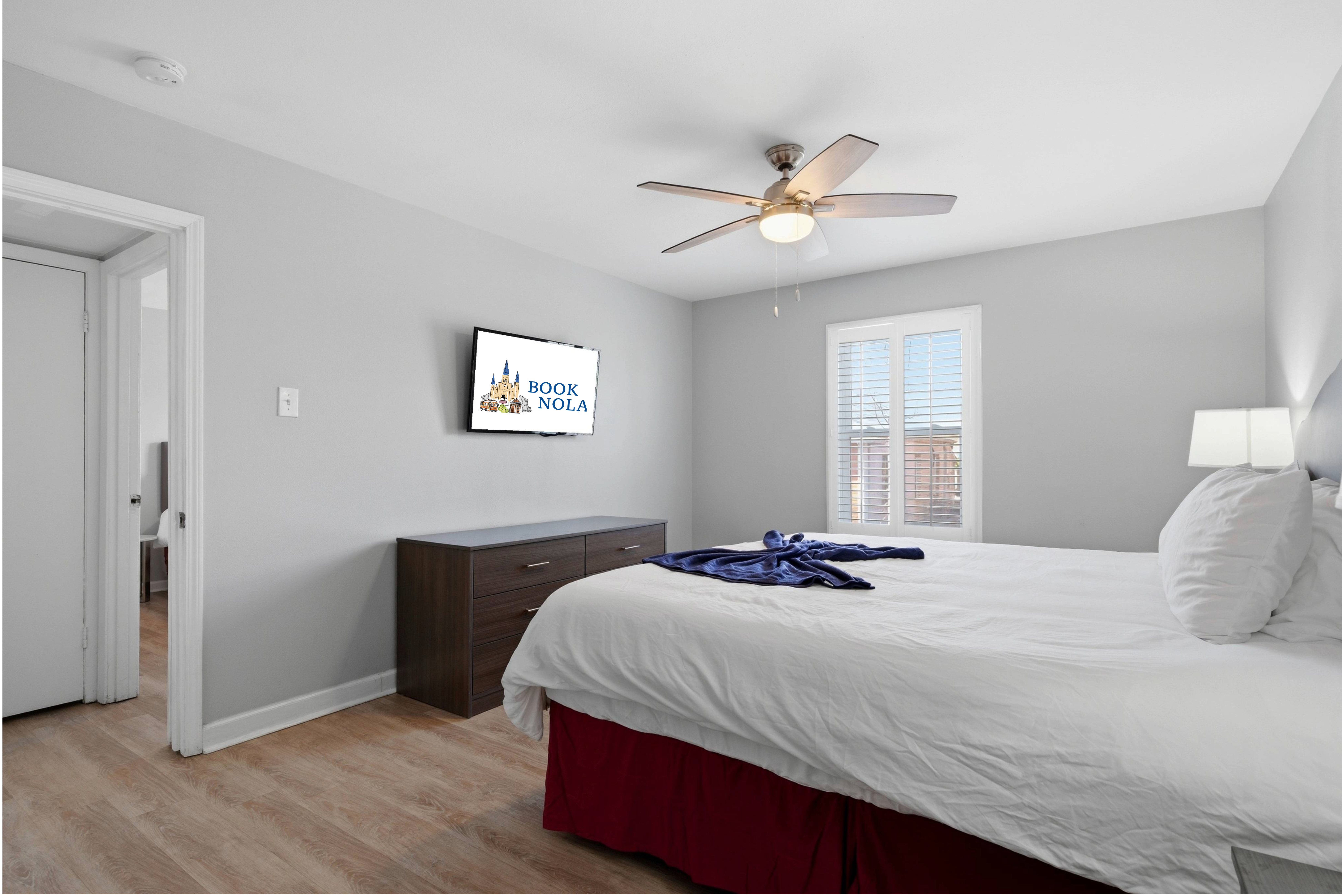 Comfortable secondary bedroom with a queen bed and a smart TV. Perfect spot for your movie nights!!