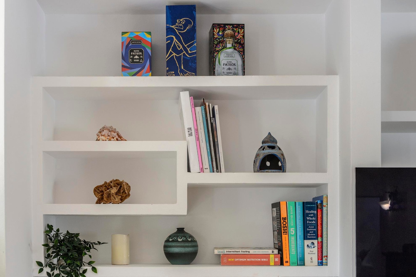 The details on the shelf. Built-in niche with books and curios in the living room, Villa Mika, Ibiza.