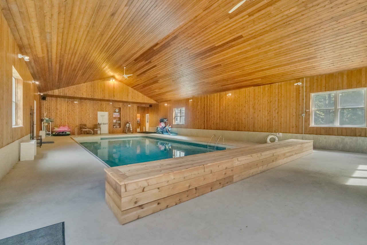 Willow Creek Homestead- indoor pool