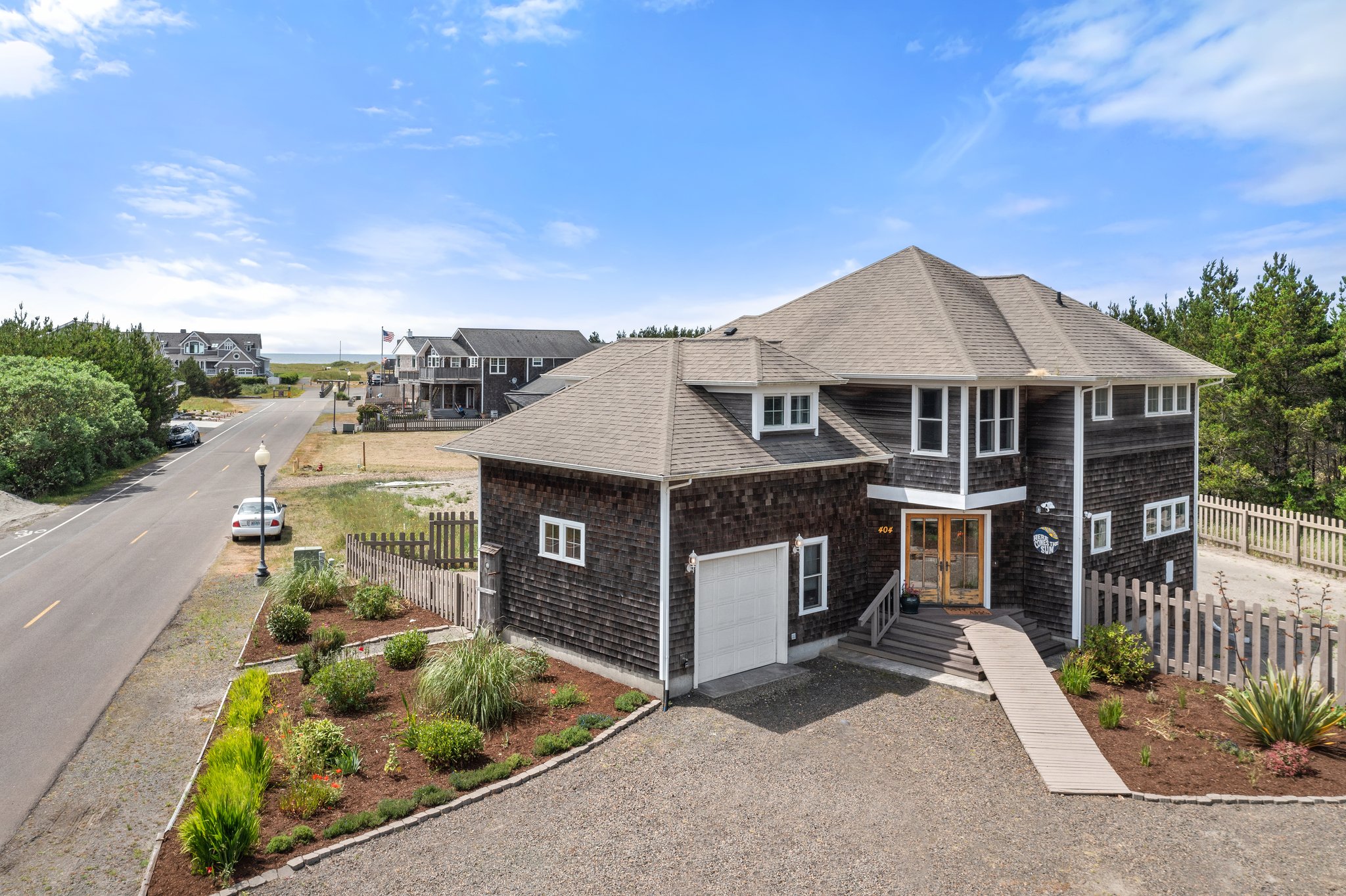 Charming Beach Haven With Game Court And Cozy Fire Pit - Delightful Escape - Long Beach