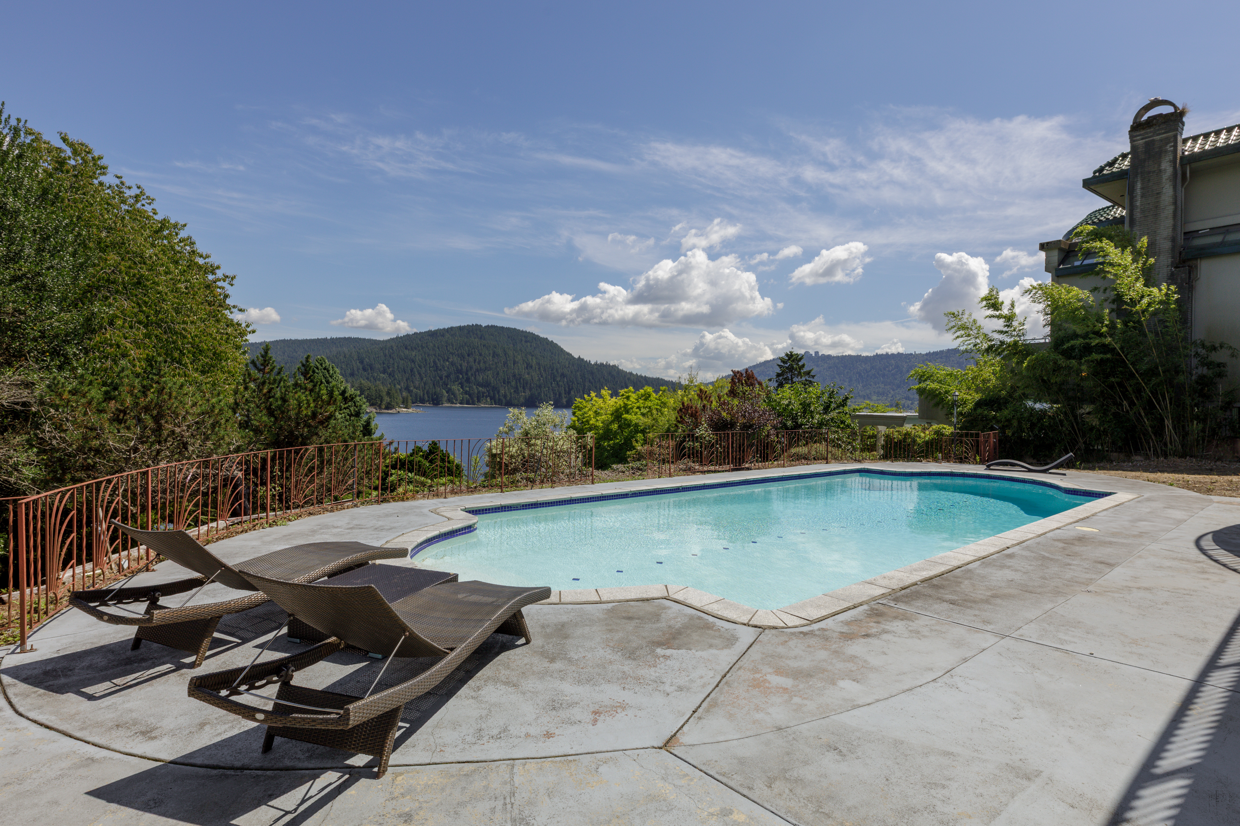 Deep Cove Waterfront Estate With Dock And Pool - Canada