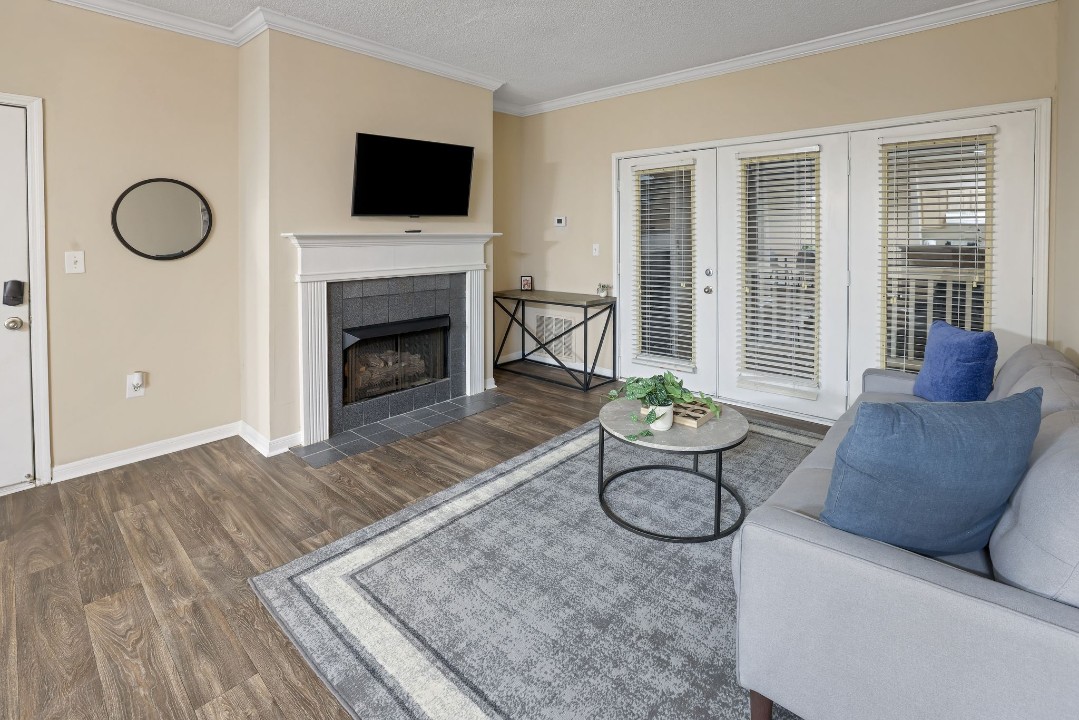 The Avenues of Lakeshore · Unit 1910 2/2