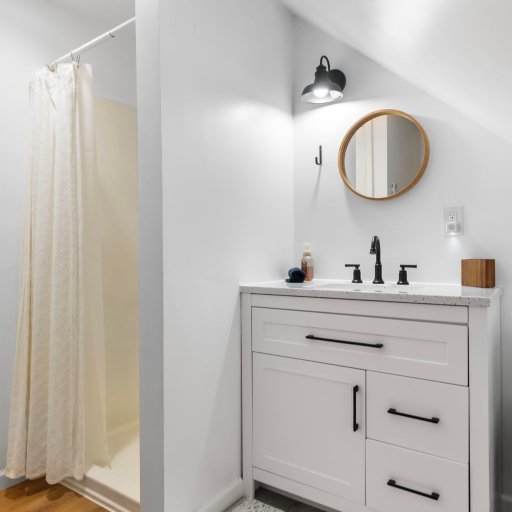 Upstairs bath with walk-in shower